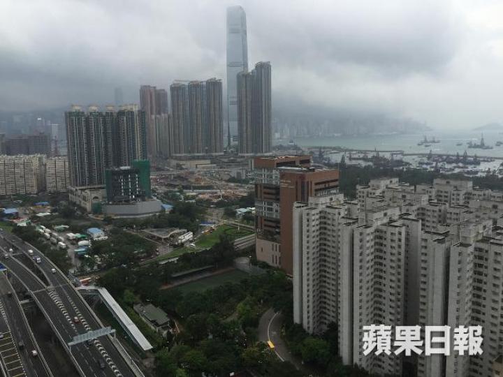 居屋和私樓(600萬以下的三房及500萬以下的兩房)將面對短暫的假跌勢,600萬以上私樓則會面對市場重整。 資料圖片 居屋和私樓(600萬以下的三房及500萬以下的兩房)將面對短暫的假跌勢,600萬以上私樓則會面對市場重整。 資料圖片