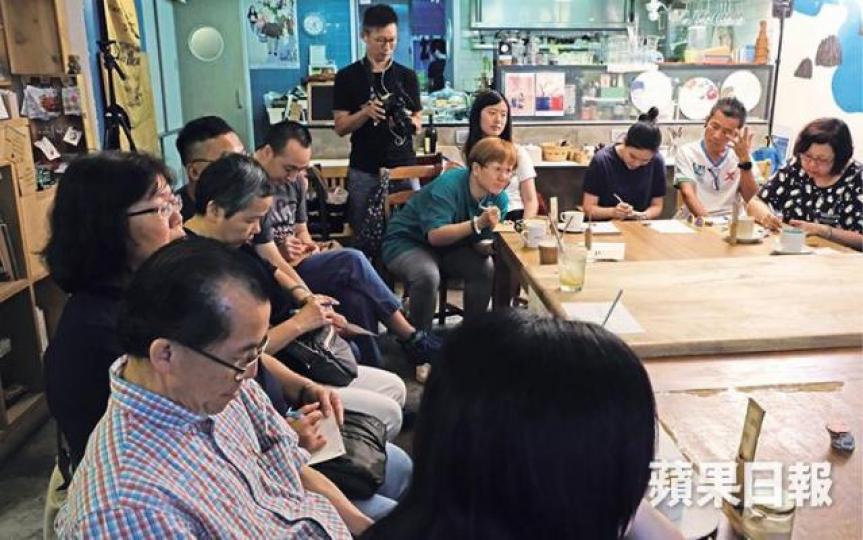 夾心照顧者為照顧付出極大心力。 夾心照顧者為照顧付出極大心力。
