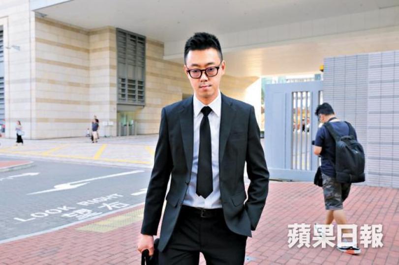 警員馬振康指拘捕的士司機時,對方不斷掙扎。王心義攝 警員馬振康指拘捕的士司機時,對方不斷掙扎。王心義攝
