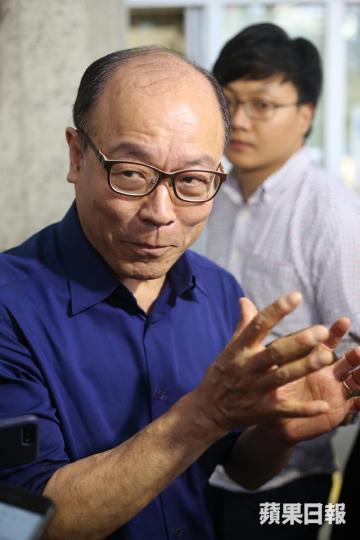 馮檢基昨被問到選舉資金來源、有沒有人為他助選時,沒正面回應。 馮檢基昨被問到選舉資金來源、有沒有人為他助選時,沒正面回應。