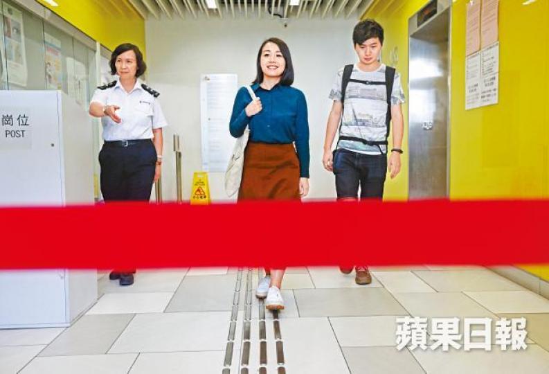 劉小麗昨在九西補選提名期開始首日報名參選,但仍未能抹走再被DQ的陰影。朱永倫攝馮檢基稱已預備退選表,當劉小麗獲確認資格後會退選。有鳩嗚團成員戴上特首林鄭月娥的面具與馮檢基握手,諷刺馮反口參選。 劉小麗昨在九西補選提名期開始首日報名參選,但仍未能抹走再被DQ的陰影。朱永倫攝馮檢基稱已預備退選表,當劉小麗獲確認資格後會退選。有鳩嗚團成員戴上特首林鄭月娥的面具與馮檢基握手,諷刺馮反口參選。