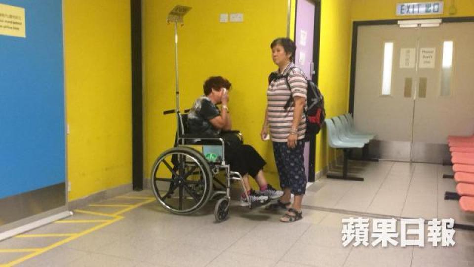 死者母親更激動不適,坐在輪椅上掩臉痛哭。 死者母親更激動不適,坐在輪椅上掩臉痛哭。