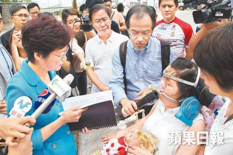 脊髓肌肉萎縮症患者周佩珊去年向林鄭月娥陳情,盼港府引入新藥。資料圖片 脊髓肌肉萎縮症患者周佩珊去年向林鄭月娥陳情,盼港府引入新藥。資料圖片