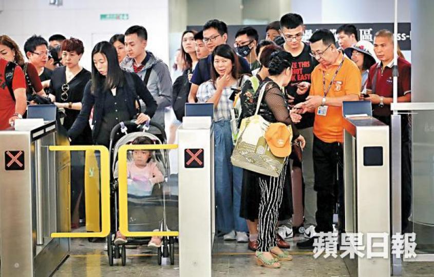 昨日中午高鐵站人流明顯增多,旅客需排隊等出閘。何家達攝 昨日中午高鐵站人流明顯增多,旅客需排隊等出閘。何家達攝