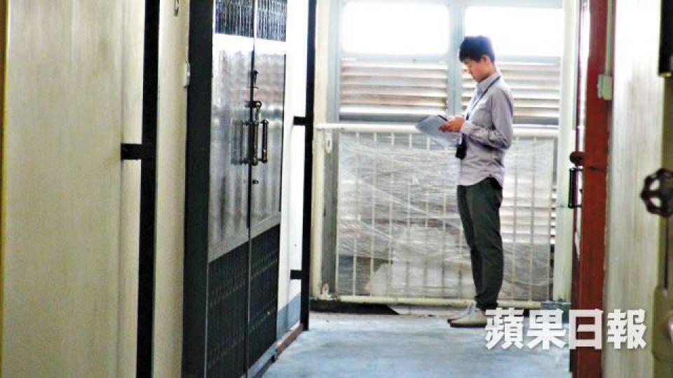 香港仔金來工業大廈有貨倉遭爆竊,警員到場調查。張培生攝 香港仔金來工業大廈有貨倉遭爆竊,警員到場調查。張培生攝