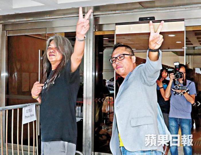 梁國雄(左)和譚得志昨在法院外擺出勝利手勢。黃耀興攝 梁國雄(左)和譚得志昨在法院外擺出勝利手勢。黃耀興攝