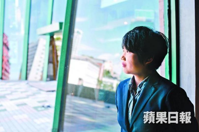 執起攝影機,Mika用電影為聾人同志社群發聲。Mika(中)以導演身份,與兩名聾人女主角來港出席放映活動。《直至虹色清晨降臨》講述兩名聾人女同志相戀的故事。《直至虹色清晨降臨》帶出日本聽障性小眾面臨的問題。 執起攝影機,Mika用電影為聾人同志社群發聲。Mika(中)以導演身份,與兩名聾人女主角來港出席放映活動。《直至虹色清晨降臨》講述兩名聾人女同志相戀的故事。《直至虹色清晨降臨》帶出日本聽障性小眾面臨的問題。