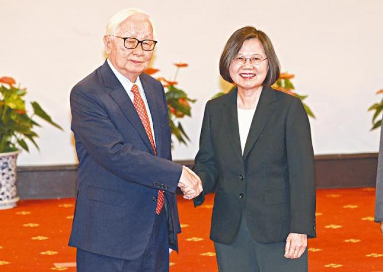蔡英文(右)與張忠謀合照。 蔡英文(右)與張忠謀合照。