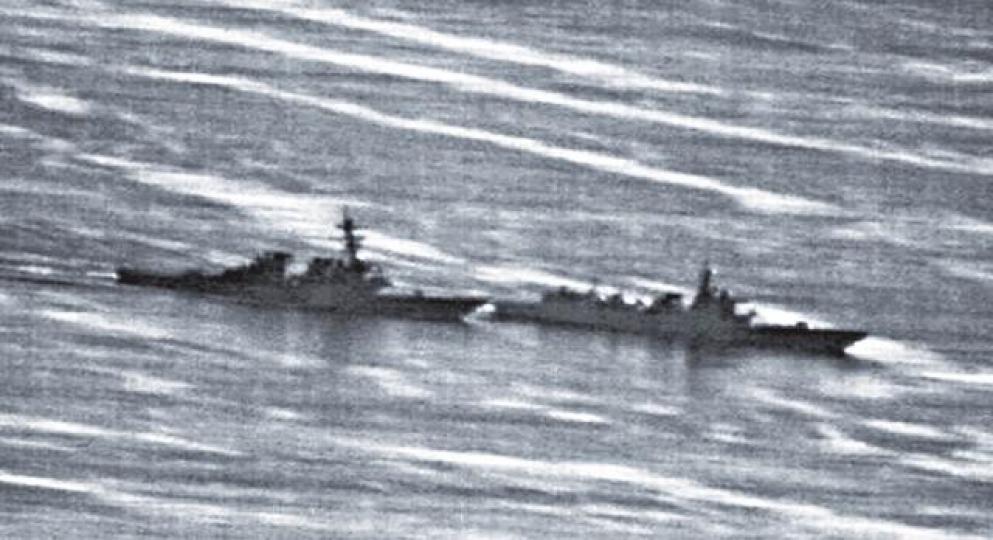 美國驅逐艦(左)與中國導彈驅逐艦對峙畫面曝光。 美國驅逐艦(左)與中國導彈驅逐艦對峙畫面曝光。