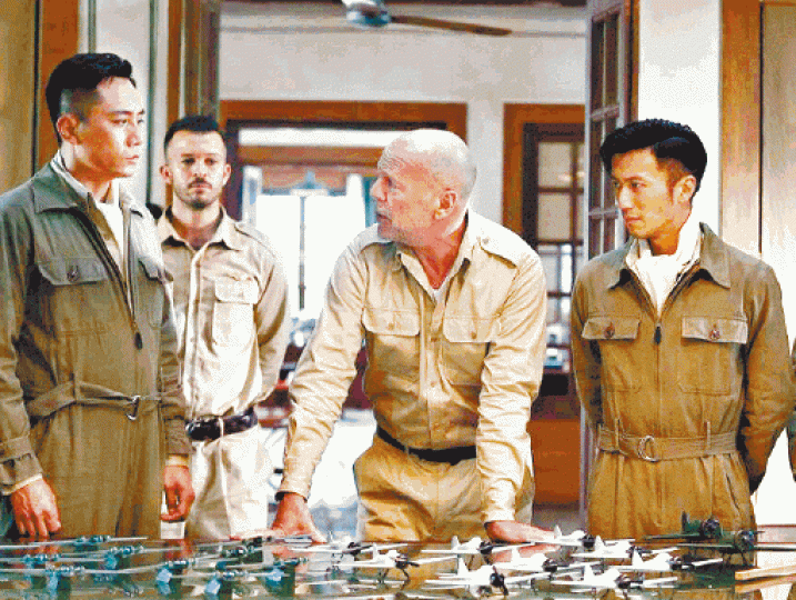 《大轟炸》曾獲中共軍方鼎力支持拍攝;左起:劉燁、布斯韋利士、謝霆鋒有份參演。劇照 《大轟炸》曾獲中共軍方鼎力支持拍攝;左起:劉燁、布斯韋利士、謝霆鋒有份參演。劇照