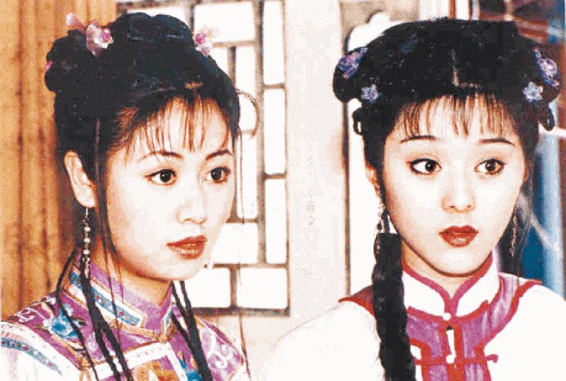 范冰冰1998年憑《還珠格格》金鎖一角而為人認識;旁為「紫薇」林心如。范不介意敷mask遊街,有面膜狂人之稱。成為康城影展常客,2010年龍袍加身震驚國際。2013年康城影展上,范的長裙遭怪風吹起,在成龍面前春光乍洩。拍攝劇集《馬永貞》仍未脫稚氣。范在《蘋果》與佟大為有激情演出,在內地一度列為禁片。范主演及投資的《武則天》,劇中女藝人的低胸唐裝成為熱話。 范冰冰1998年憑《還珠格格》金鎖一角而為人認識;旁為「紫薇」林心如。范不介意敷mask遊街,有面膜狂人之稱。成為康城影展常客,2010年龍袍加身震驚國際。2013年康城影展上,范的長裙遭怪風吹起,在成龍面前春光乍洩。拍攝劇集《馬永貞》仍未脫稚氣。范在《蘋果》與佟大為有激情演出,在內地一度列為禁片。范主演及投資的《武則天》,劇中女藝人的低胸唐裝成為熱話。