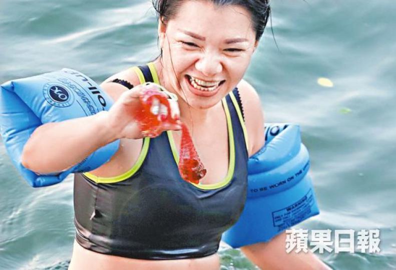 有女團友捕得海螺,相當興奮。張柏基攝有大媽上水後拿着大袋戰利品合照留念。張柏基攝大媽參加旅行團所撿的海膽。 有女團友捕得海螺,相當興奮。張柏基攝有大媽上水後拿着大袋戰利品合照留念。張柏基攝大媽參加旅行團所撿的海膽。