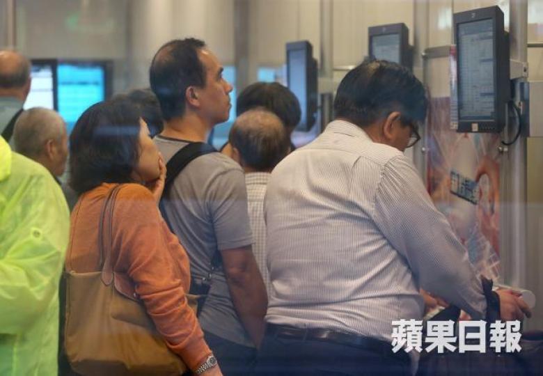 港股正處於下跌通道中間,未到出手時機和位置,投資者靜待時機比「焗入」更合適。資料圖片 港股正處於下跌通道中間,未到出手時機和位置,投資者靜待時機比「焗入」更合適。資料圖片