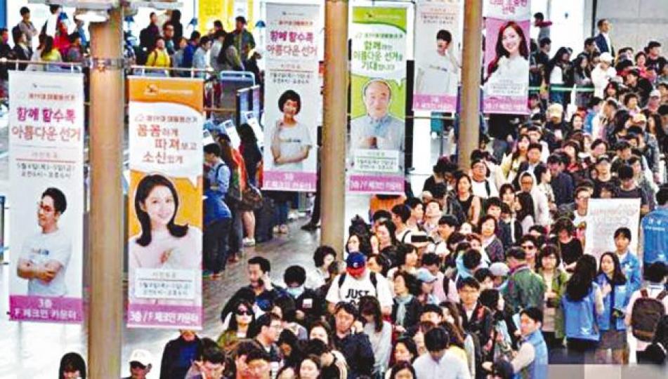 中國代購在樂天免稅店外排長龍。 中國代購在樂天免稅店外排長龍。