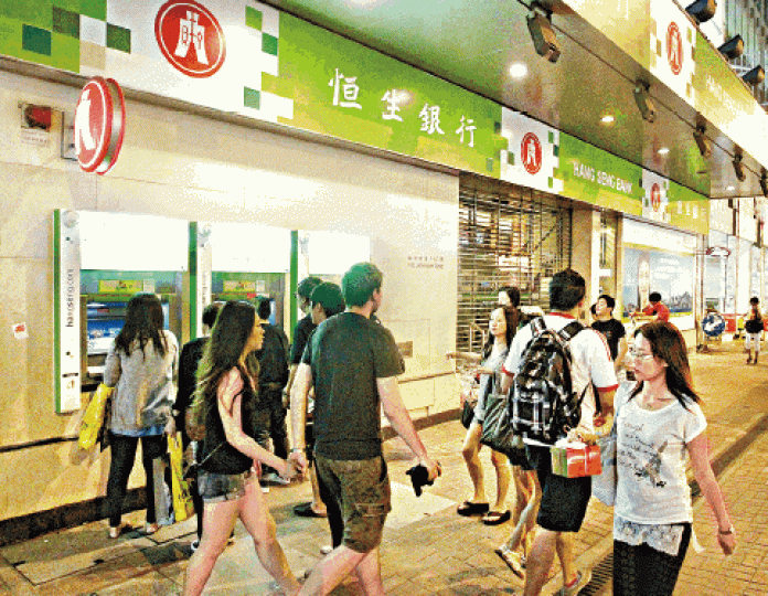 銀行服務越來越方便,惟衍生不少私隱問題。資料圖片 銀行服務越來越方便,惟衍生不少私隱問題。資料圖片