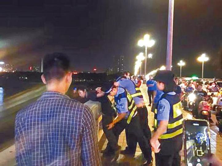 警方即場拘捕疑犯。 警方即場拘捕疑犯。