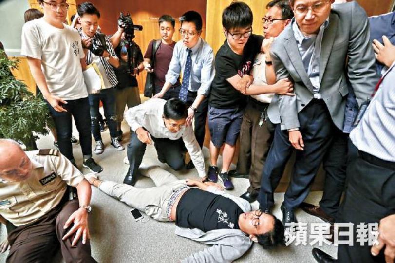 理大學生會長林穎恒及副校長沈岐平混亂期間曾跌倒。 理大學生會長林穎恒及副校長沈岐平混亂期間曾跌倒。