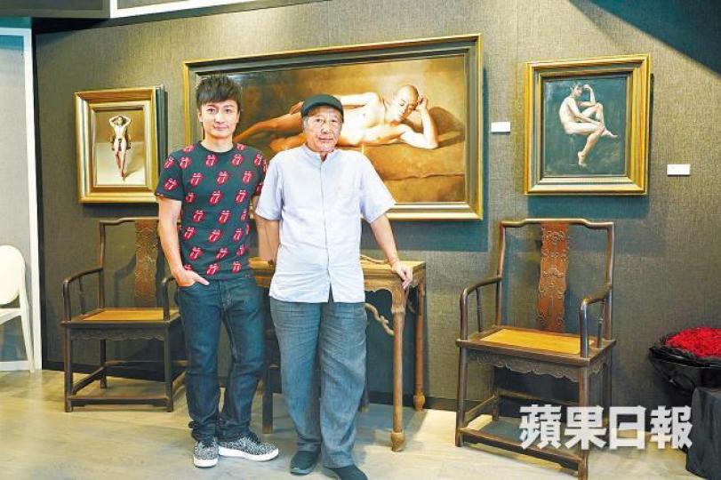 方力申父親方毓仁(右)在畫廊展出30多幅人體油畫。鄒潔珊攝 方力申父親方毓仁(右)在畫廊展出30多幅人體油畫。鄒潔珊攝