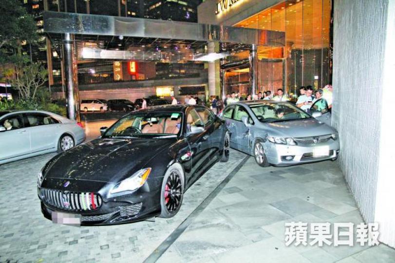 肇事私家車(右)失控撞向瑪莎拉蒂左邊車尾。 肇事私家車(右)失控撞向瑪莎拉蒂左邊車尾。