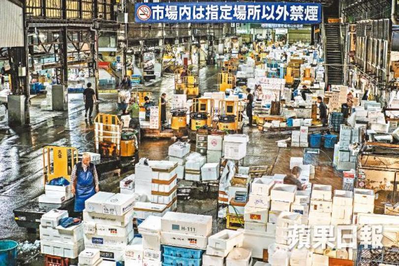 築地市場正式成為歷史前,一眾商販、職員較平日更忙碌,趕着將貨物入箱搬走。何家達攝陪伴工人的運輸車,將在豐洲市場繼續其任務。築地市場屹立83年,今終結束歷史任務。 築地市場正式成為歷史前,一眾商販、職員較平日更忙碌,趕着將貨物入箱搬走。何家達攝陪伴工人的運輸車,將在豐洲市場繼續其任務。築地市場屹立83年,今終結束歷史任務。