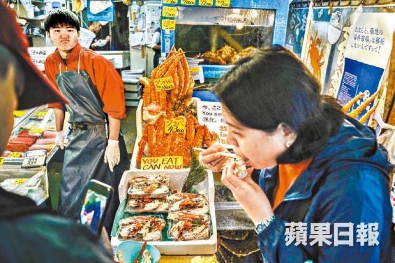 築地市場內滿佈各式食材,有遊人即席品嚐蟹腳。有「東京廚房」之稱的築地市場,一直是遊客朝聖之地。 築地市場內滿佈各式食材,有遊人即席品嚐蟹腳。有「東京廚房」之稱的築地市場,一直是遊客朝聖之地。
