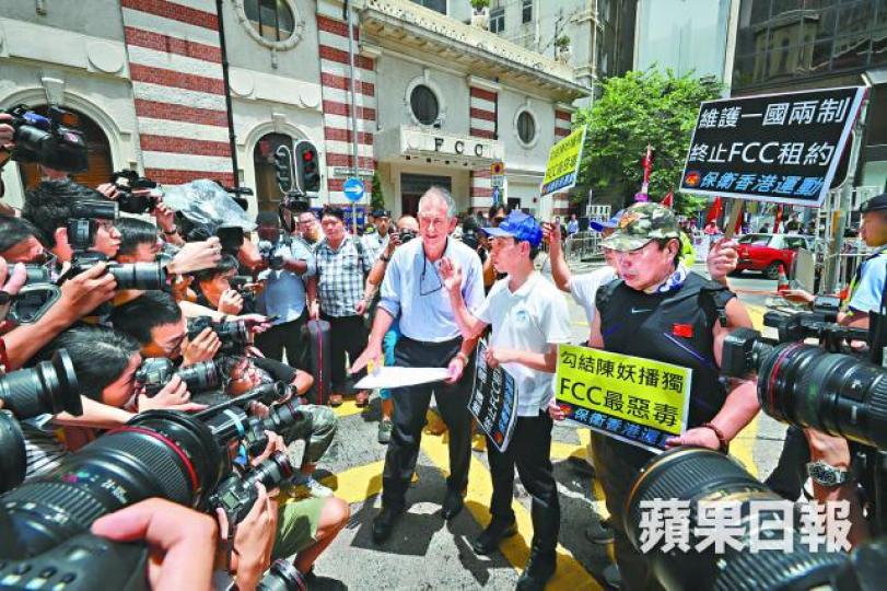 馬凱於陳浩天演講當日,在FCC場外接過反港獨人士請願信。資料圖片 馬凱於陳浩天演講當日,在FCC場外接過反港獨人士請願信。資料圖片