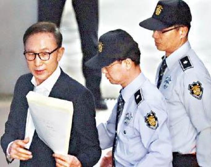 李明博5月被押上庭。 李明博5月被押上庭。