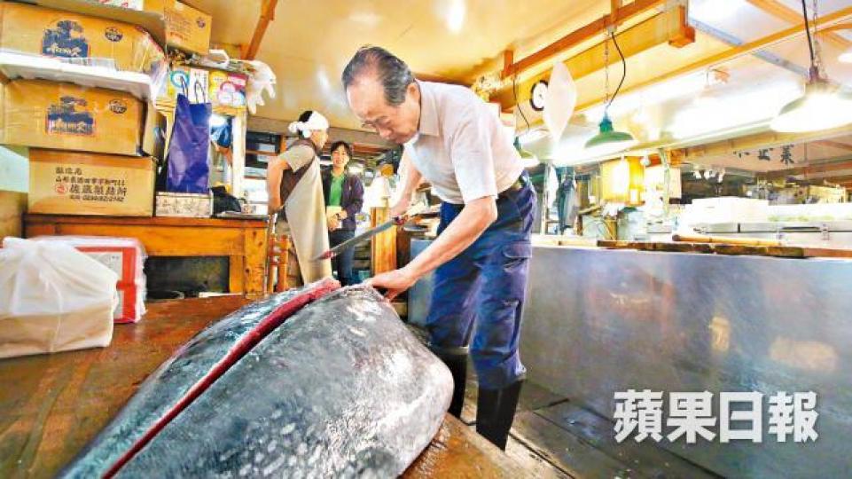 市場內工作逾半世紀的渡部峰夫細心為投來的魚切件。 市場內工作逾半世紀的渡部峰夫細心為投來的魚切件。