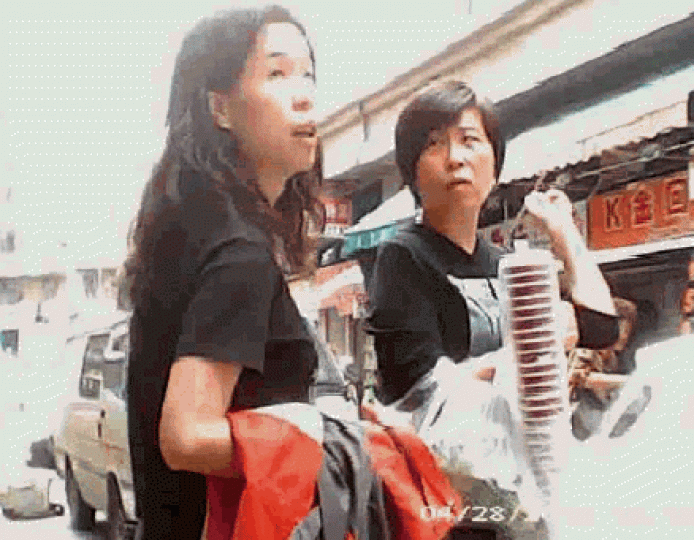 教師文雁菁(左)一直向同一旅行社及代理買機票。 教師文雁菁(左)一直向同一旅行社及代理買機票。