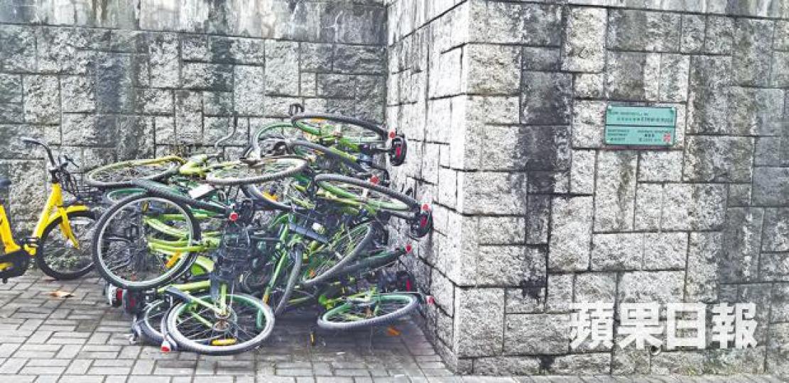 大埔文娛中心附近的行人隧道口變Gobee Bike「車墳」,十多輛單車叠起,高度與成人相若。張柏基攝大埔區議員周炫瑋斥當局絕少巡查單車亂泊的情況。 大埔文娛中心附近的行人隧道口變Gobee Bike「車墳」,十多輛單車叠起,高度與成人相若。張柏基攝大埔區議員周炫瑋斥當局絕少巡查單車亂泊的情況。