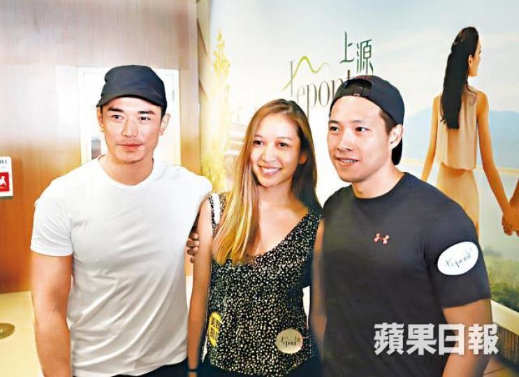 藝人黃致豪(左)與胞妹及胞妹未婚夫昨到上源售樓處揀樓。海傲灣售樓處昨發生衝突,有地監局人員被代理打傷倒地。 藝人黃致豪(左)與胞妹及胞妹未婚夫昨到上源售樓處揀樓。海傲灣售樓處昨發生衝突,有地監局人員被代理打傷倒地。