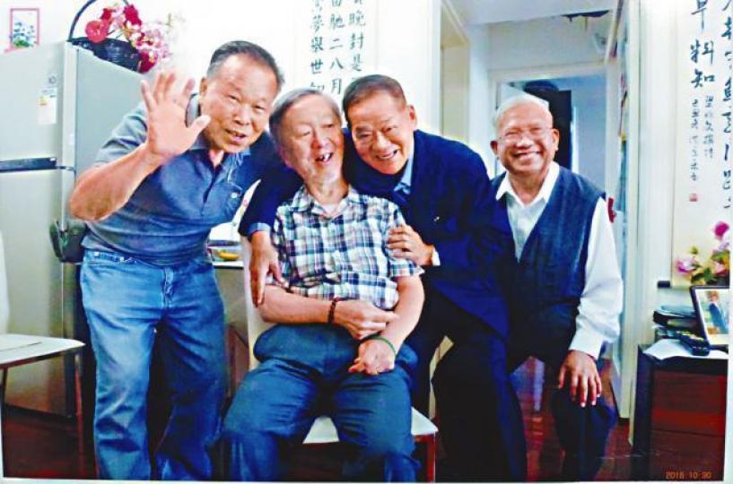 高錕(左二)兩年前起需留家休養,李幹成(右一)和同窗上門探望。李幹成仍保留着1952年的班相(左圖);採訪當日更特意打起母校校呔(右圖)。何頴賢攝 高錕(左二)兩年前起需留家休養,李幹成(右一)和同窗上門探望。李幹成仍保留着1952年的班相(左圖);採訪當日更特意打起母校校呔(右圖)。何頴賢攝