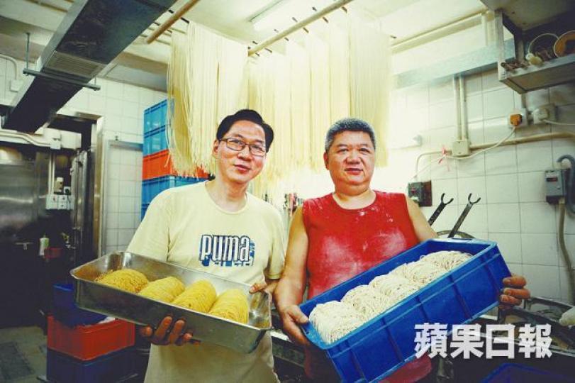 五哥(右)和七哥(左)一個打麵生產一個執麵銷售,手足充滿默契才令春記走過半世紀。掛麵材料雖簡單,但要看天時,且不嫌費時做足工序,麵才好吃。每朝五點,五哥就來到麵廠開工。七哥負責西灣河街市的門市部。一糰麵轆多兩至四次,令麵更滑溜。住在港九新界的老主顧,不嫌老遠來小麵廠買麵。雞蓉麵 $52/斤;熬雞湯來打麵,麵質爽滑。菠菜麵 $50/斤;用菠菜榨汁來做,不用人工色素。魚蓉麵 $50/斤;麵質細軟。瑤柱麵 $74/斤;爽彈味濃,吃得出足料。七哥最拿手執麵。上海麵後部工序:五哥秤麵,七哥執麵,都得站着做 五哥(右)和七哥(左)一個打麵生產一個執麵銷售,手足充滿默契才令春記走過半世紀。掛麵材料雖簡單,但要看天時,且不嫌費時做足工序,麵才好吃。每朝五點,五哥就來到麵廠開工。七哥負責西灣河街市的門市部。一糰麵轆多兩至四次,令麵更滑溜。住在港九新界的老主顧,不嫌老遠來小麵廠買麵。雞蓉麵 $52/斤;熬雞湯來打麵,麵質爽滑。菠菜麵 $50/斤;用菠菜榨汁來做,不用人工色素。魚蓉麵 $50/斤;麵質細軟。瑤柱麵 $74/斤;爽彈味濃,吃得出足料。七哥最拿手執麵。上海麵後部工序:五哥秤麵,七哥執麵,都得站着做