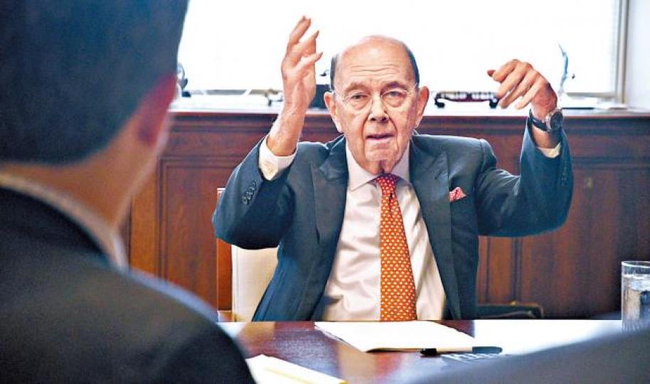 美國商務部長羅斯對華施加壓力。路透社美國擬在美日及美歐協定加入「毒丸」條款,在國際貿易體系中孤立中國。 設計圖片 美國商務部長羅斯對華施加壓力。路透社美國擬在美日及美歐協定加入「毒丸」條款,在國際貿易體系中孤立中國。 設計圖片