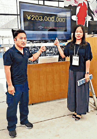 鍾瑩瑩(右)代表買家成功投得「S傳說」。台灣《蘋果日報》 鍾瑩瑩(右)代表買家成功投得「S傳說」。台灣《蘋果日報》