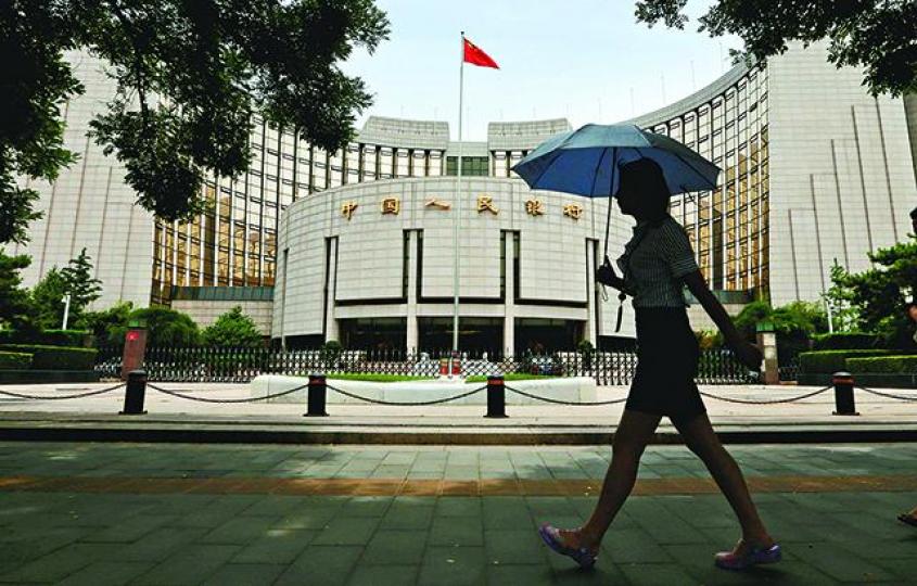 人民銀行昨突宣佈降存款準備金率1個百分點「救火」。 人民銀行昨突宣佈降存款準備金率1個百分點「救火」。