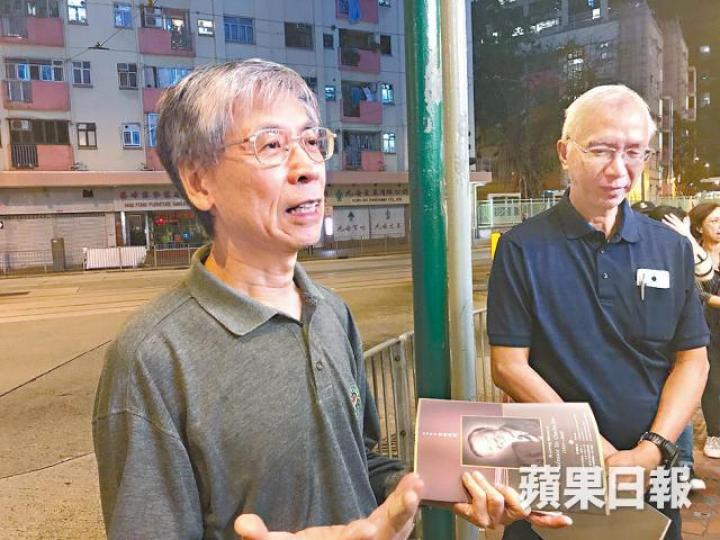 梁先生(左)及黃先生均是高錕教授舊生,昨特意到靈堂向恩師致敬。 梁先生(左)及黃先生均是高錕教授舊生,昨特意到靈堂向恩師致敬。
