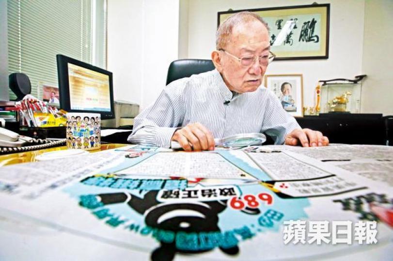 已是78歲「老友記」的李鵬飛,現時要用放大鏡閱報。黎樹雄攝 已是78歲「老友記」的李鵬飛,現時要用放大鏡閱報。黎樹雄攝