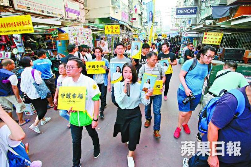 劉小麗昨在多個泛民政黨代表陪同下,於深水埗爭取市民支持。張志華攝 劉小麗昨在多個泛民政黨代表陪同下,於深水埗爭取市民支持。張志華攝
