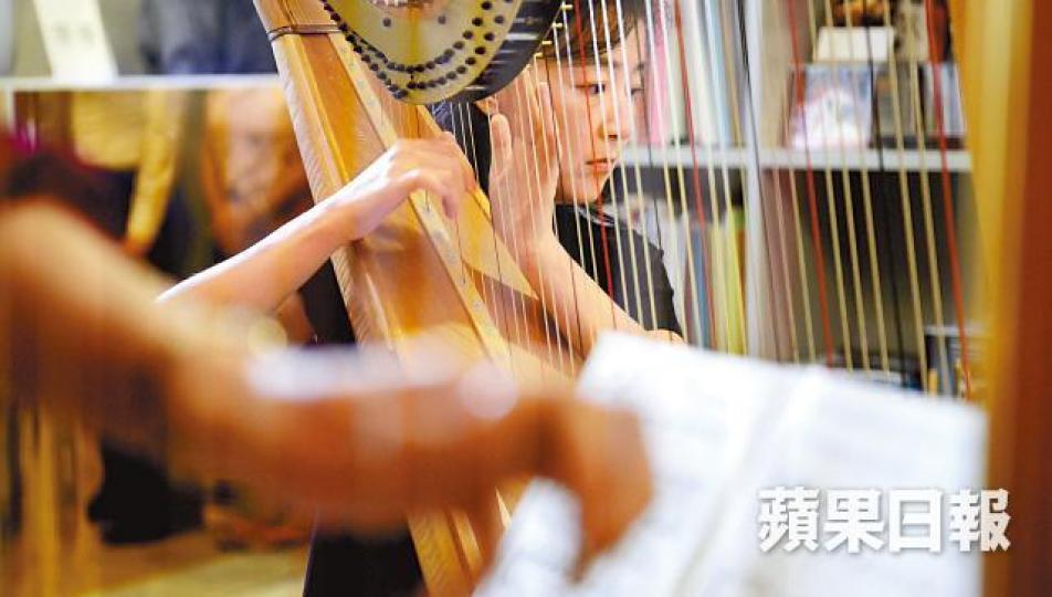因尾指過短不能學鋼琴,于丹10歲便被老師揀選練習豎琴。兩位恩師,美國的Susann Macdonald(左圖)和中國的樂平秋(右圖),除指導于丹,亦為她籌措生活費。 因尾指過短不能學鋼琴,于丹10歲便被老師揀選練習豎琴。兩位恩師,美國的Susann Macdonald(左圖)和中國的樂平秋(右圖),除指導于丹,亦為她籌措生活費。