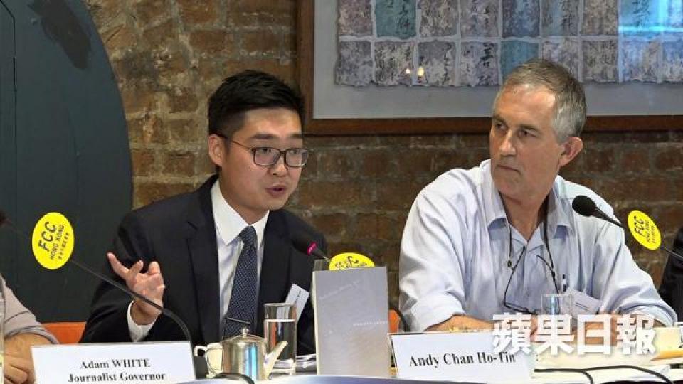 FCC副主席馬凱(右)8月中主持陳浩天(左)的演講。 FCC副主席馬凱(右)8月中主持陳浩天(左)的演講。
