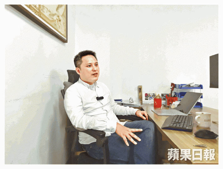 謝智衡坦言中港政策不相融,令他無奈放棄香港,北上搞Startup。由謝智衡公司研發的VR醫學影像系統,可協助脊醫作手術導航,已獲國家認證。公司由數碼港搬往深圳,為方便各種運作。 謝智衡坦言中港政策不相融,令他無奈放棄香港,北上搞Startup。由謝智衡公司研發的VR醫學影像系統,可協助脊醫作手術導航,已獲國家認證。公司由數碼港搬往深圳,為方便各種運作。
