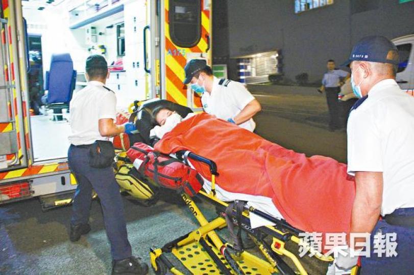 女事主事後由救護員送院檢查。 唐家輝攝 女事主事後由救護員送院檢查。 唐家輝攝