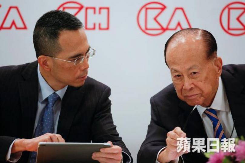 李嘉誠(右)、李澤鉅父子近期不斷買入長實股票,以耐性、時間在低價慢慢增持。 資料圖片 李嘉誠(右)、李澤鉅父子近期不斷買入長實股票,以耐性、時間在低價慢慢增持。 資料圖片