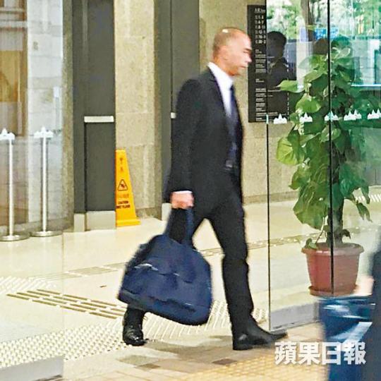 警長羅偉民作供完畢後離開法庭。 警長羅偉民作供完畢後離開法庭。