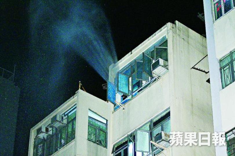 消防員到火警單位內開喉灌救。唐家輝攝大批唐樓住客疏散到地面。 消防員到火警單位內開喉灌救。唐家輝攝大批唐樓住客疏散到地面。