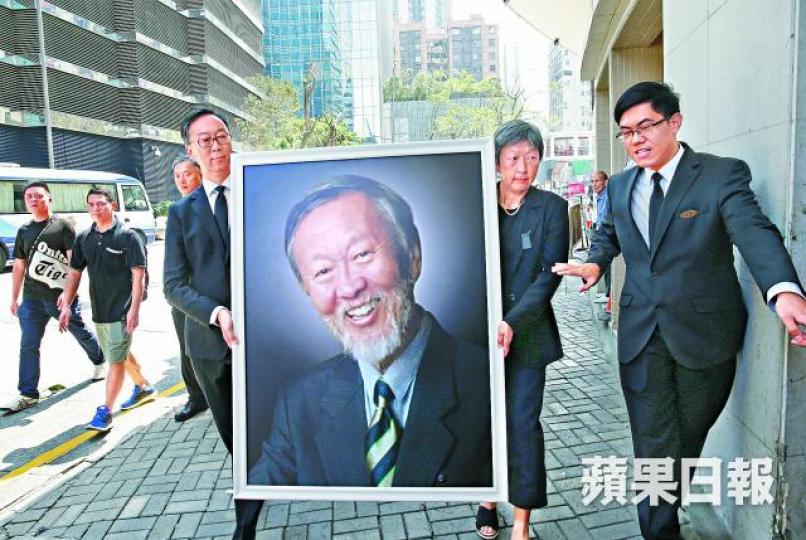 高錕長子高明漳及次女高明淇捧着父親遺照,送別父親。夏家朗攝特首林鄭月娥及中大校長段崇智等8人扶靈。中大提供圖片遺孀高黃美芸昨由子女攙扶到殯儀館。何頴賢攝 高錕長子高明漳及次女高明淇捧着父親遺照,送別父親。夏家朗攝特首林鄭月娥及中大校長段崇智等8人扶靈。中大提供圖片遺孀高黃美芸昨由子女攙扶到殯儀館。何頴賢攝