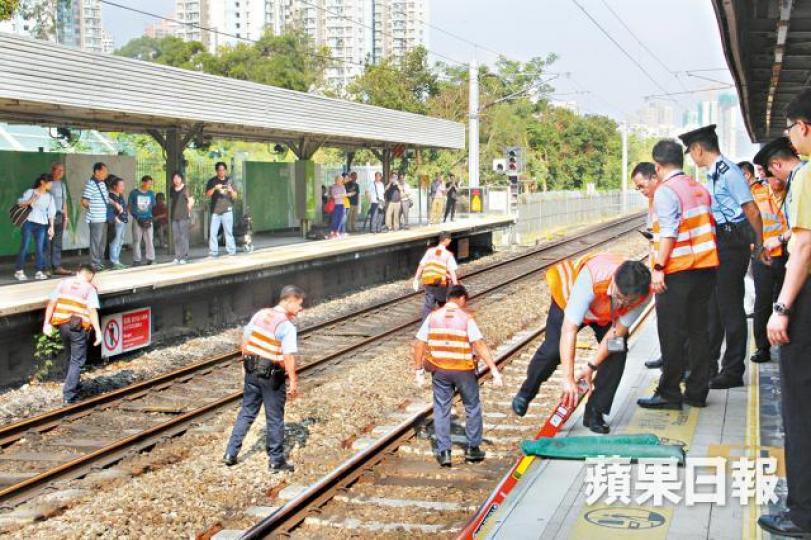 移送遺體後,港鐵職員落路軌檢查。 周鴻熙攝 移送遺體後,港鐵職員落路軌檢查。 周鴻熙攝