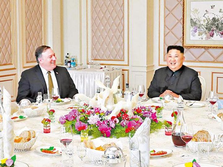 金正恩在平壤禮待蓬佩奧。 美聯社 金正恩在平壤禮待蓬佩奧。 美聯社