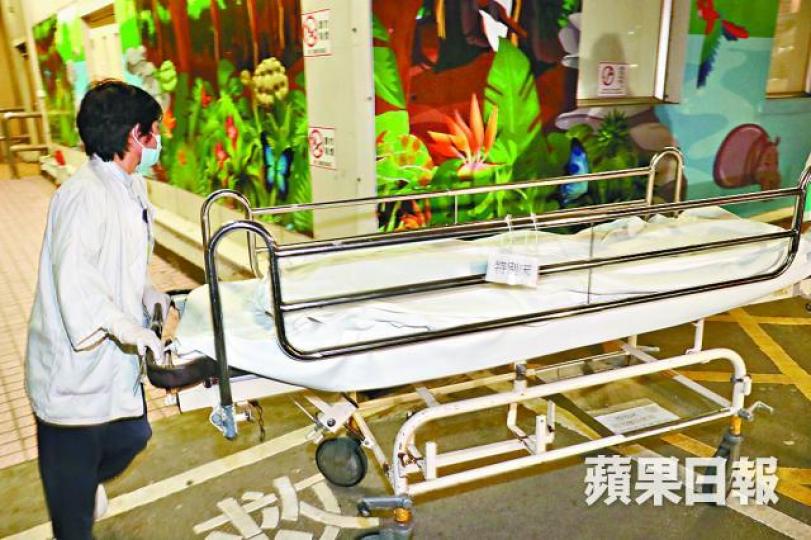 醫護人員將女嬰屍體移送殮房。 溫文學攝 醫護人員將女嬰屍體移送殮房。 溫文學攝